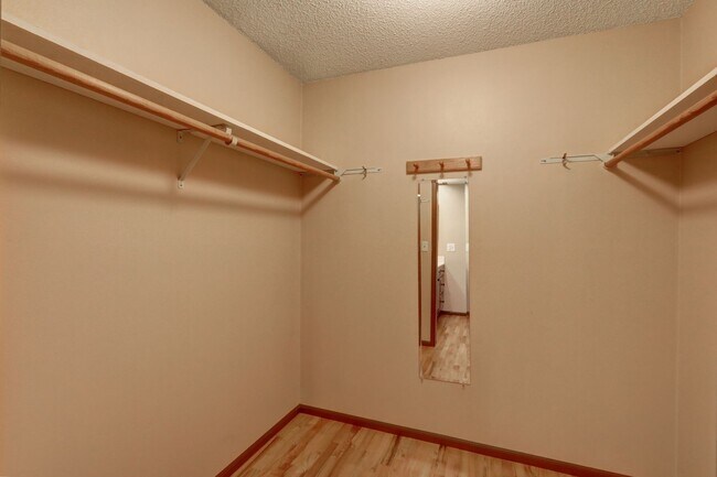 Building Photo - Bright spacious 4-bedroom 2.5 bath home in Bellevue