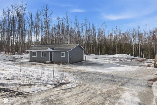 Building Photo - 3 BEDROOM | 2 BATHROOM | ACROSS FROM SCHOOLS