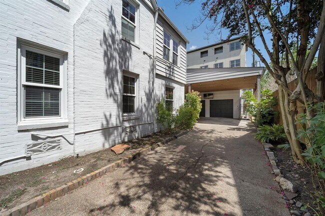 Building Photo - 2338 Shakespeare St