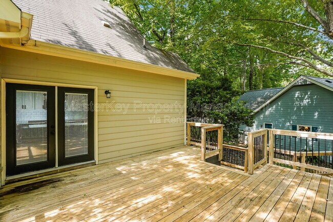 Building Photo - 220 W Elm Ave