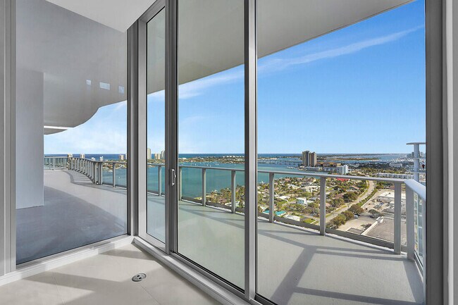 Building Photo - 220 Lake Shore Dr