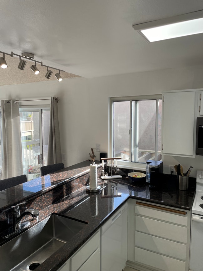 View from kitchen to patio - 930 Via Mil Cumbres