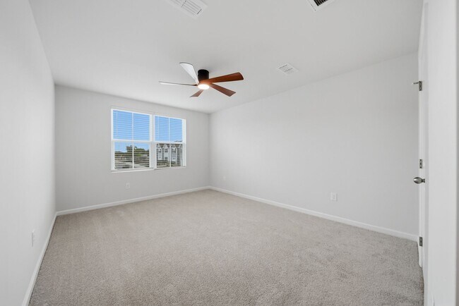 Building Photo - Modern 3 Bed 2.5 Bath Townhome in Bear Park Community