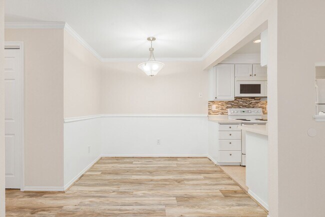 Building Photo - 1/2 off First month's rent! Beautifully updated Ground Floor 2 Bedroom 1 Bath Water/Sewer/Garbage...