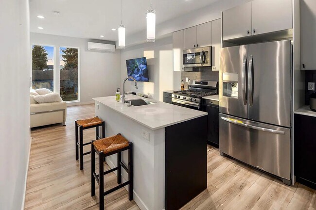 Building Photo - 3 Bed 2 Bathroom White Center Townhouse