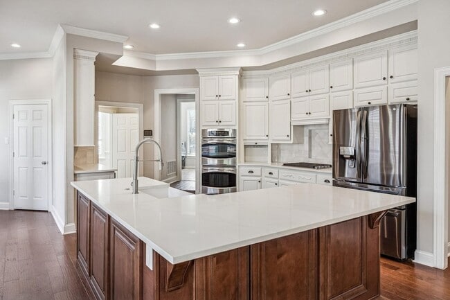 Building Photo - 2900 Creekview Dr