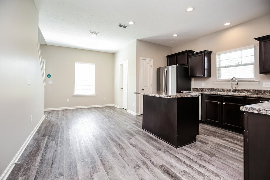 Building Photo - 8003 Lakota Ct