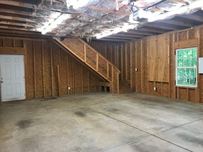 Building Photo - Stunning 3 Bedroom Home with Bonus Room