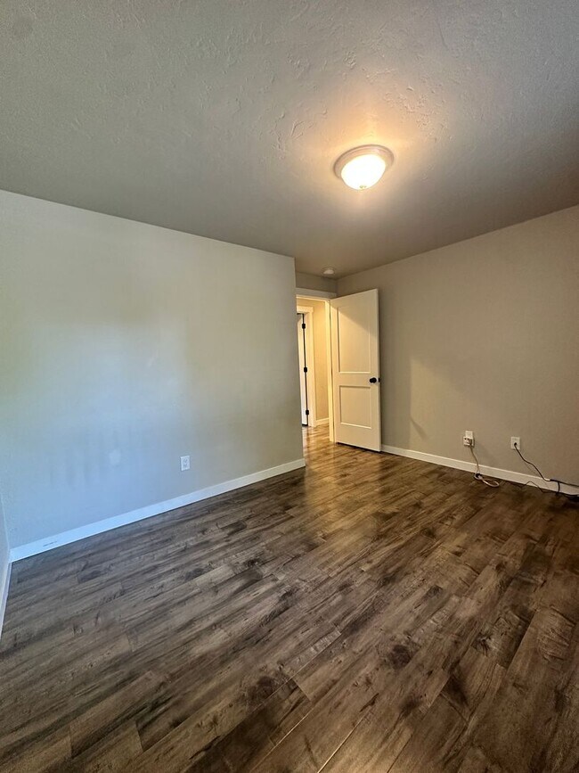 Building Photo - Beautifully Remodeled 3 Bedroom, 2 Bathroom Home – Move-In Ready!