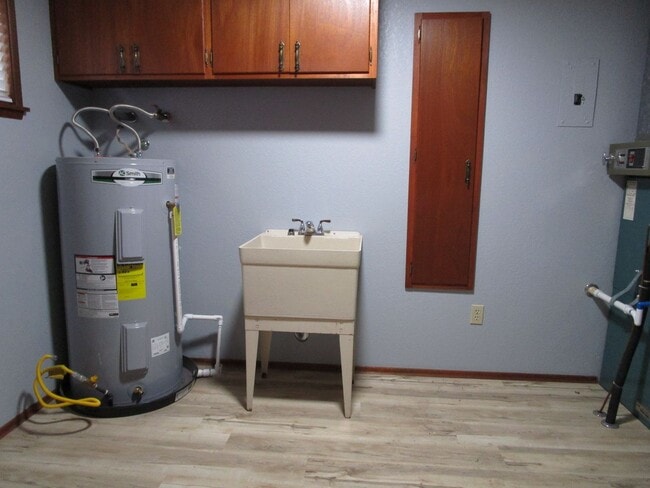 Building Photo - 901 N Fruitdale Rd