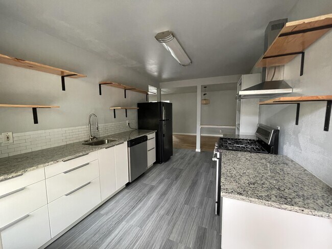 Building Photo - 258 Cresham Dr