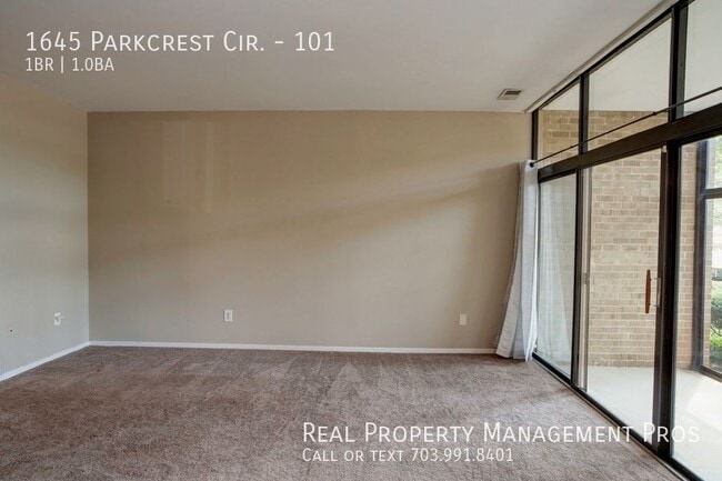Building Photo - 1645 Parkcrest Cir