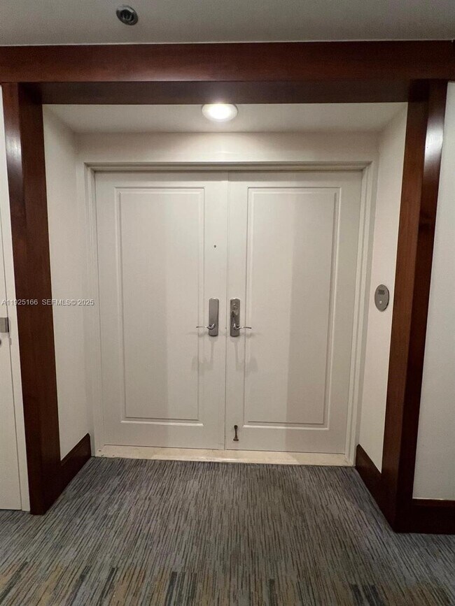 Building Photo - 1581 Brickell Ave