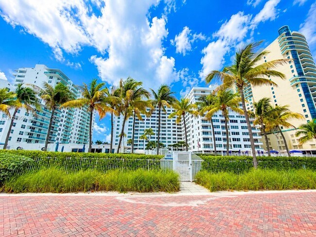 Building Photo - 5005 Collins Ave