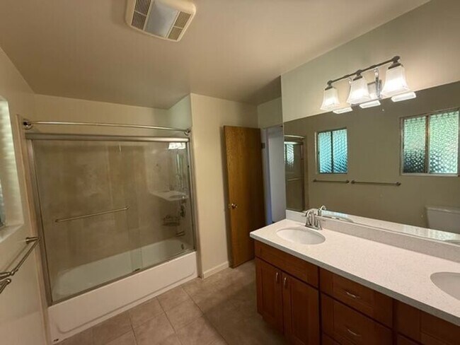 Building Photo - Beautiful 4 bedrooms 2.5 bath home