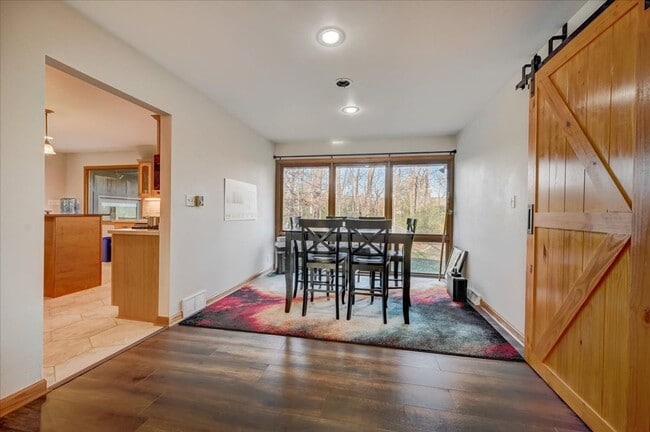 Building Photo - Spacious Elm Grove 3BR/2BA Ranch Single Fa...