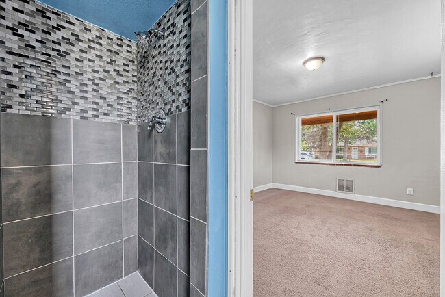 Building Photo - $2,295.00 - 3 Bedrooms, 2 Bathrooms, Singl...
