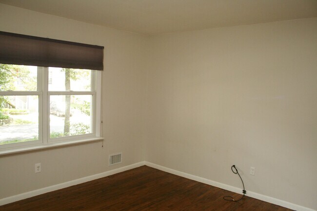 Building Photo - 576 Manor Rd