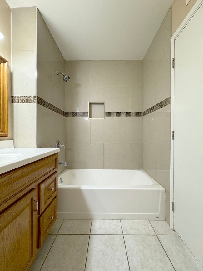 Building Photo - Single Story 3Bed Interior Location Large Yard