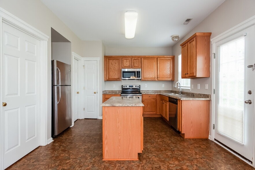 Building Photo - 6915 Babbling Brook Ln