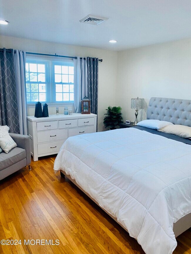 Building Photo - 308 Cove Dr