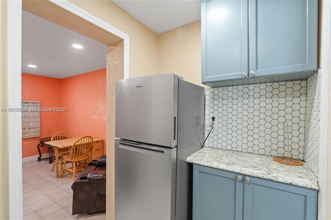 Building Photo - 570 W 46th Pl