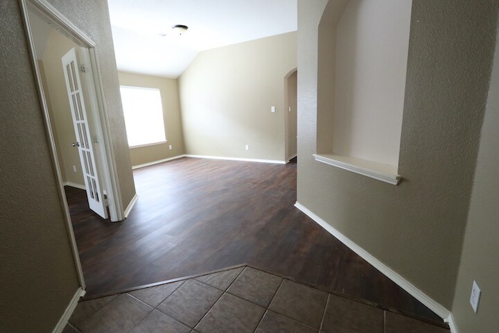 Building Photo - 1000 Warbler Ln