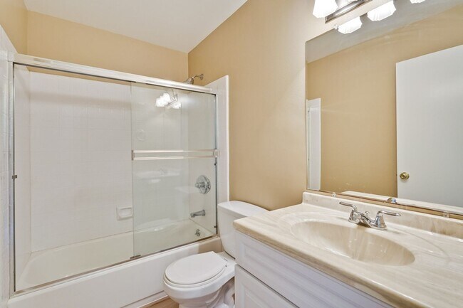 Building Photo - Remodeled 2 Bed 1 Bath Condo!