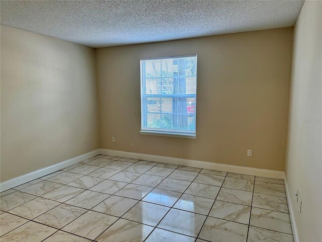 Building Photo - 4010 Versailles Dr