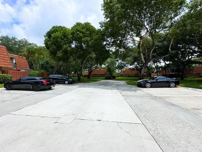Building Photo - 1545 Augusta Cir