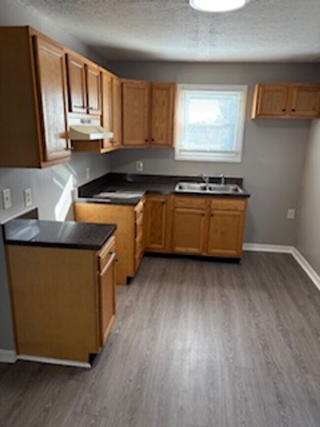 Building Photo - 2 Bedroom 1 Bathroom Home Available Now