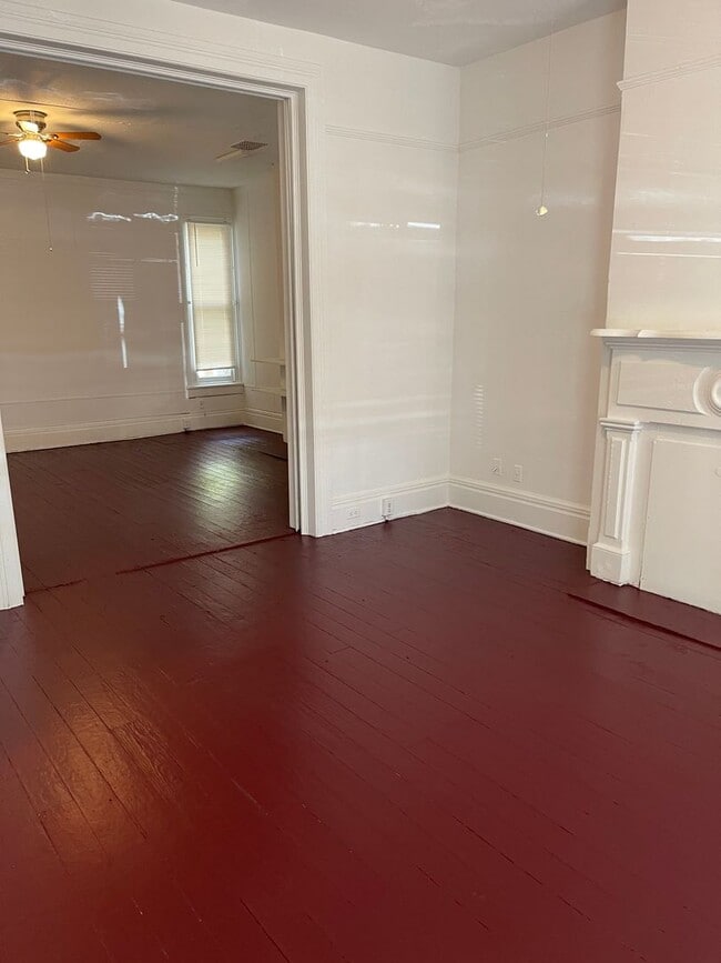 Building Photo - Spacious 4 bdrm/2 bath Home Located in Richmond's Fan District w/Balcony!!  Walking Distance to V...