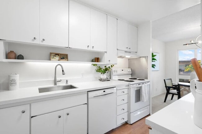 Building Photo - "Chic 1-Bedroom San Mateo Retreat with Mod...