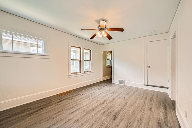 Building Photo - 1083 Western Ave N