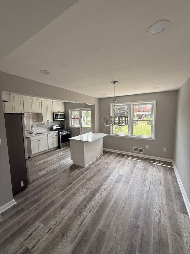 Building Photo - Updated Glen Oaks Townhome with Finished B...