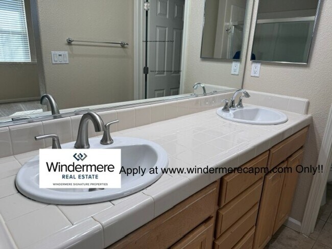 Building Photo - Gorgeous Turn Key Corner Condo In The Heart Of Natomas!