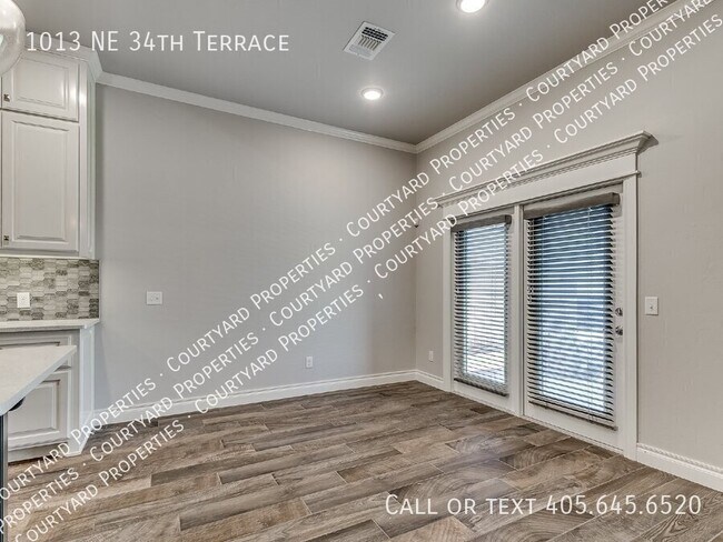 Building Photo - 1013 NE 34th Terr