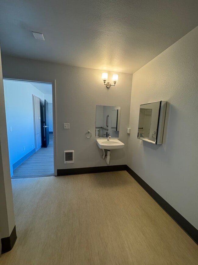 Building Photo - Ideal roommate setup: 2-bedroom, 2-bath unit.  Both bathrooms are ensuite  - ALL UITILITIES INCLU...