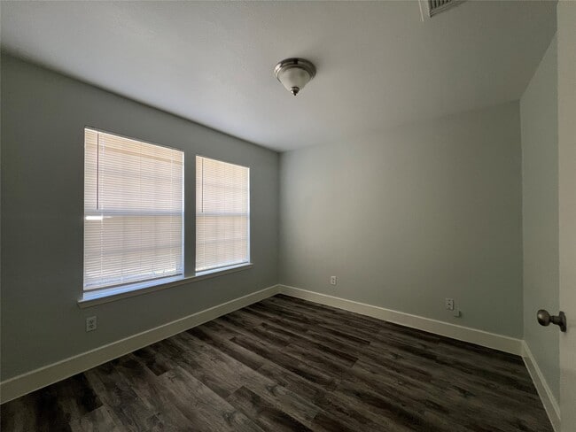 Building Photo - 11956 Chanteloup Dr