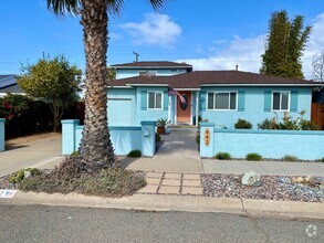 Building Photo - House close to the beach