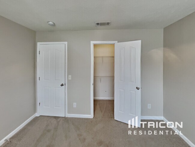 Building Photo - 323 Sarna Dr