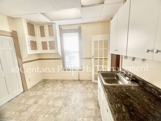 Building Photo - Quaint 2-bedroom cottage located in uptown...