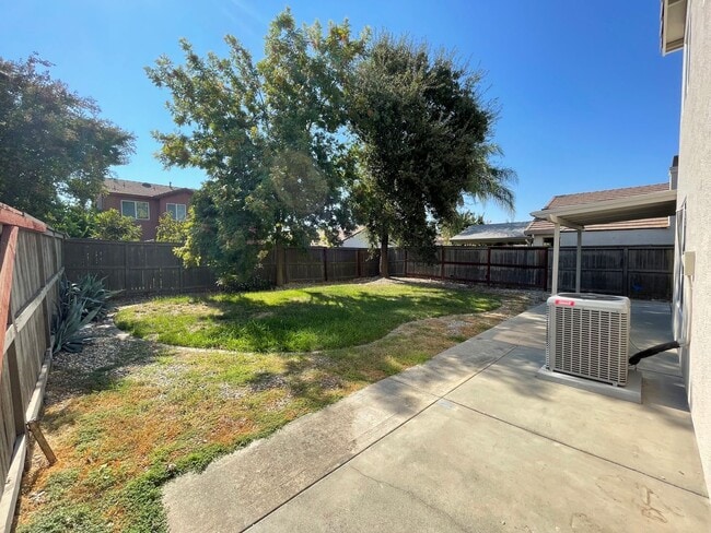 Building Photo - Freshly Updated & Move-In Ready