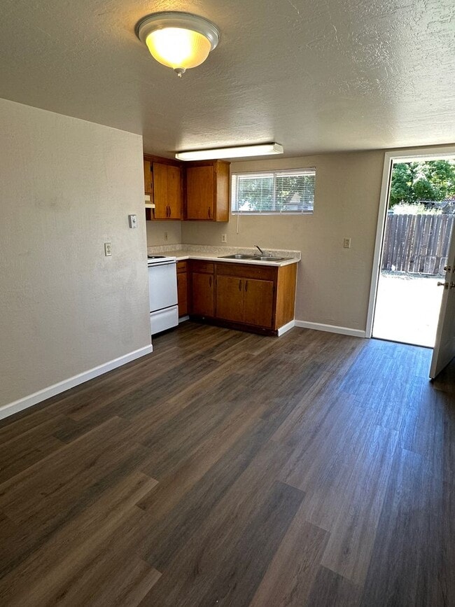 Building Photo - 1 Bedroom 1 Bath House!