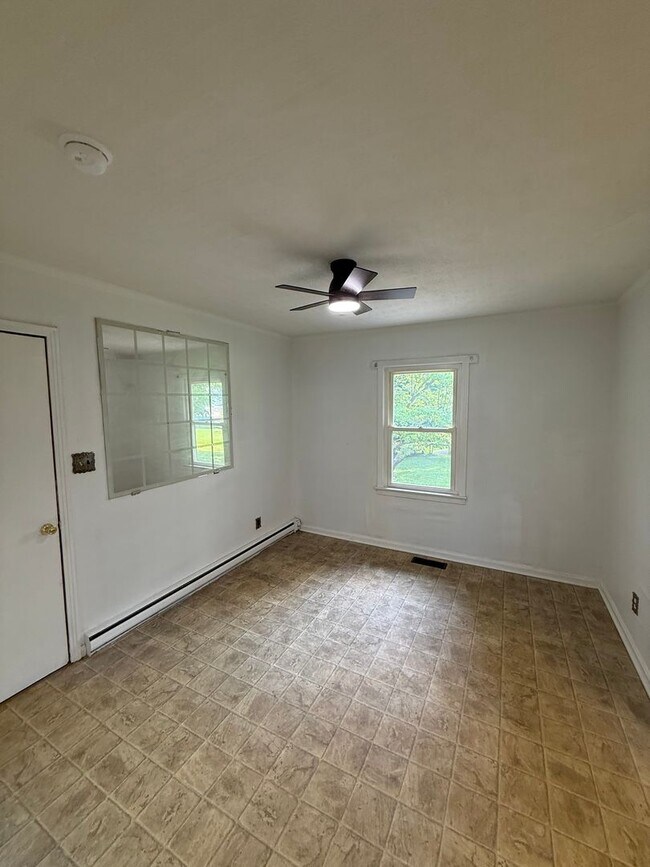 Building Photo - 3 Bed/1.5 Bath House