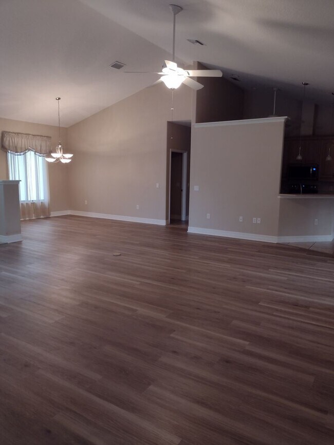 Building Photo - 592 Dowling Cir