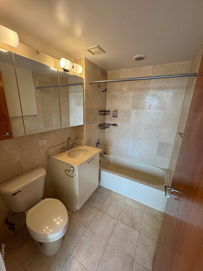 Building Photo - 116-24 Grosvenor Ln