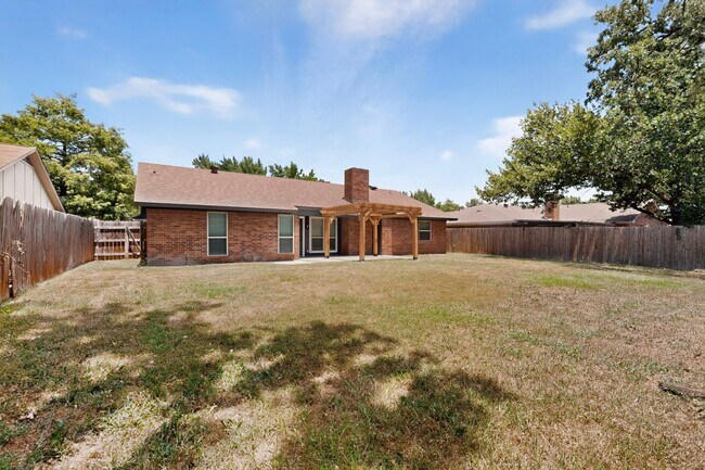 Building Photo - Newly Renovated Home In Grapevine Ready To Be Yours!!!!