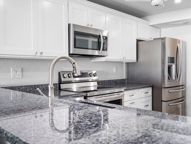 Building Photo - Four Seasons River Front Condo