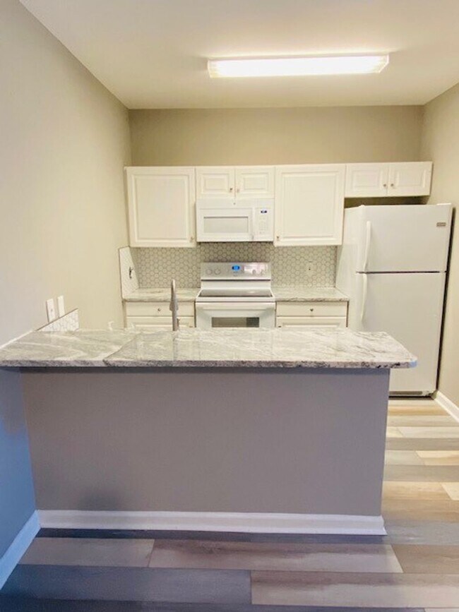 Building Photo - RARE Two Bedroom, Two Bath apartment w/ IN UNIT w/d only 2 blocks off Cumberland Avenue Strip at ...